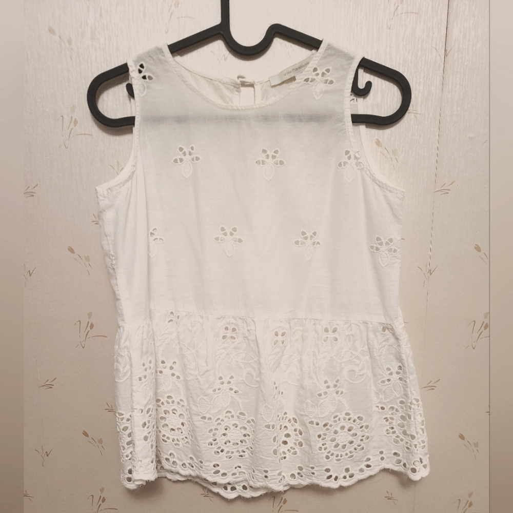 100% cotton, eyelet white blouse 👚 size xs